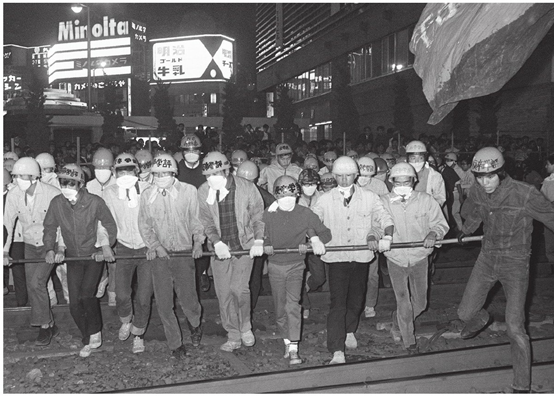 1968年10月，学生在新宿车站的铁轨上示威抗议（ © 时事通信Photo）