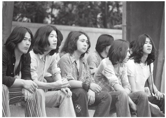 1971年一场摇滚音乐节上的日本嬉皮士（ © 共同通信）